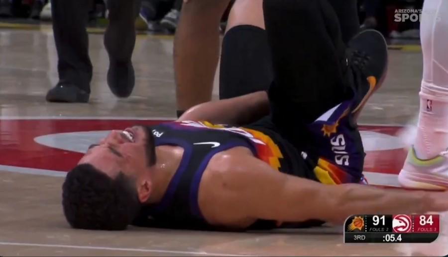 开云体育官网-雪上加霜，布克90度崴脚伤退太阳一场伤俩主力，离场前三节就得31分