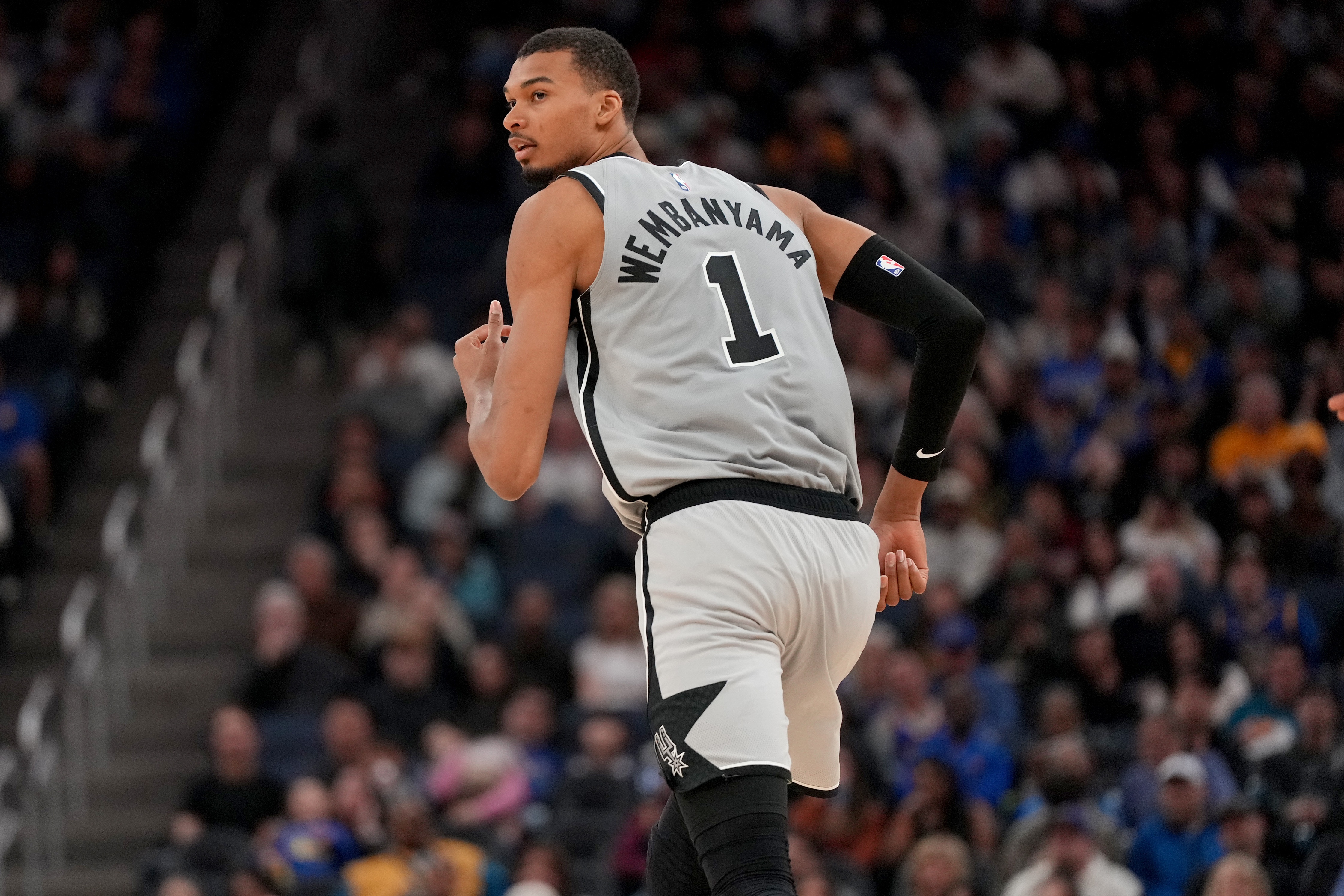 开云体育下载-未来是你的！文班常规赛攻防高效场均25分11.5板3.1帽 荣膺盖帽王